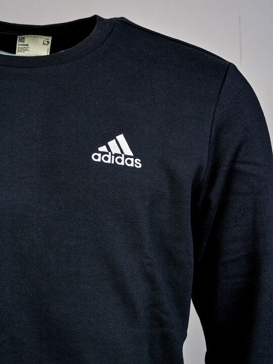 Čierny crewneck adidas s logom